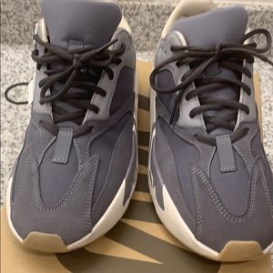 Yeezy Boost 700 magnet